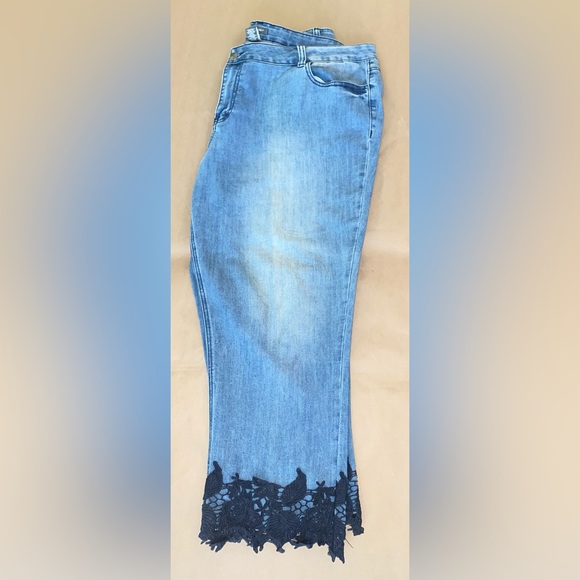 Kate & Mallory Stretch 5-Pocket Crochet Trimmed Cropped Jeans Plus Size 22W - Picture 6 of 9